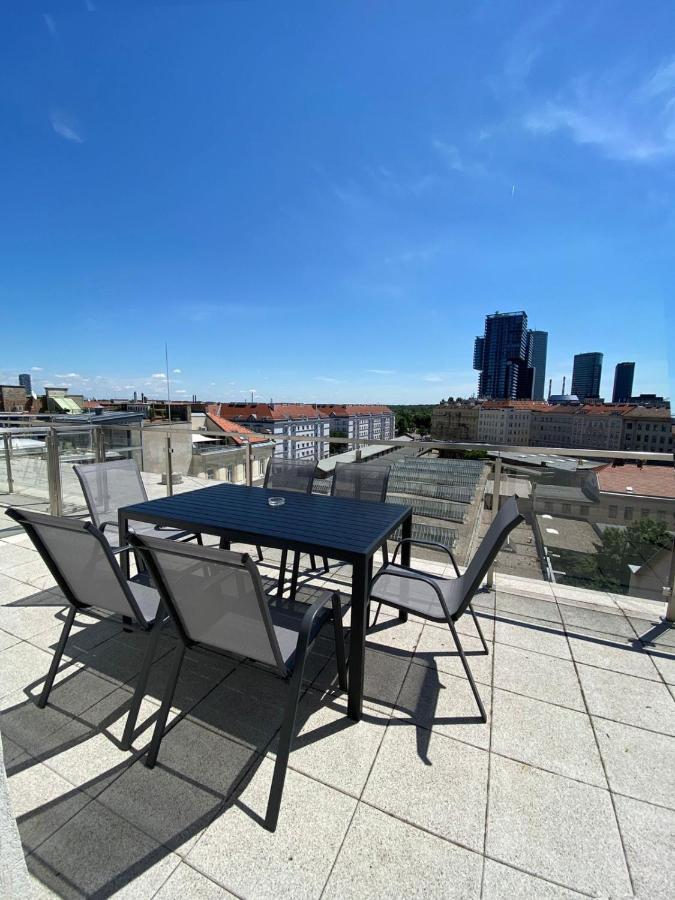 Elegant Duplex Danube Canal Apartment Wien
