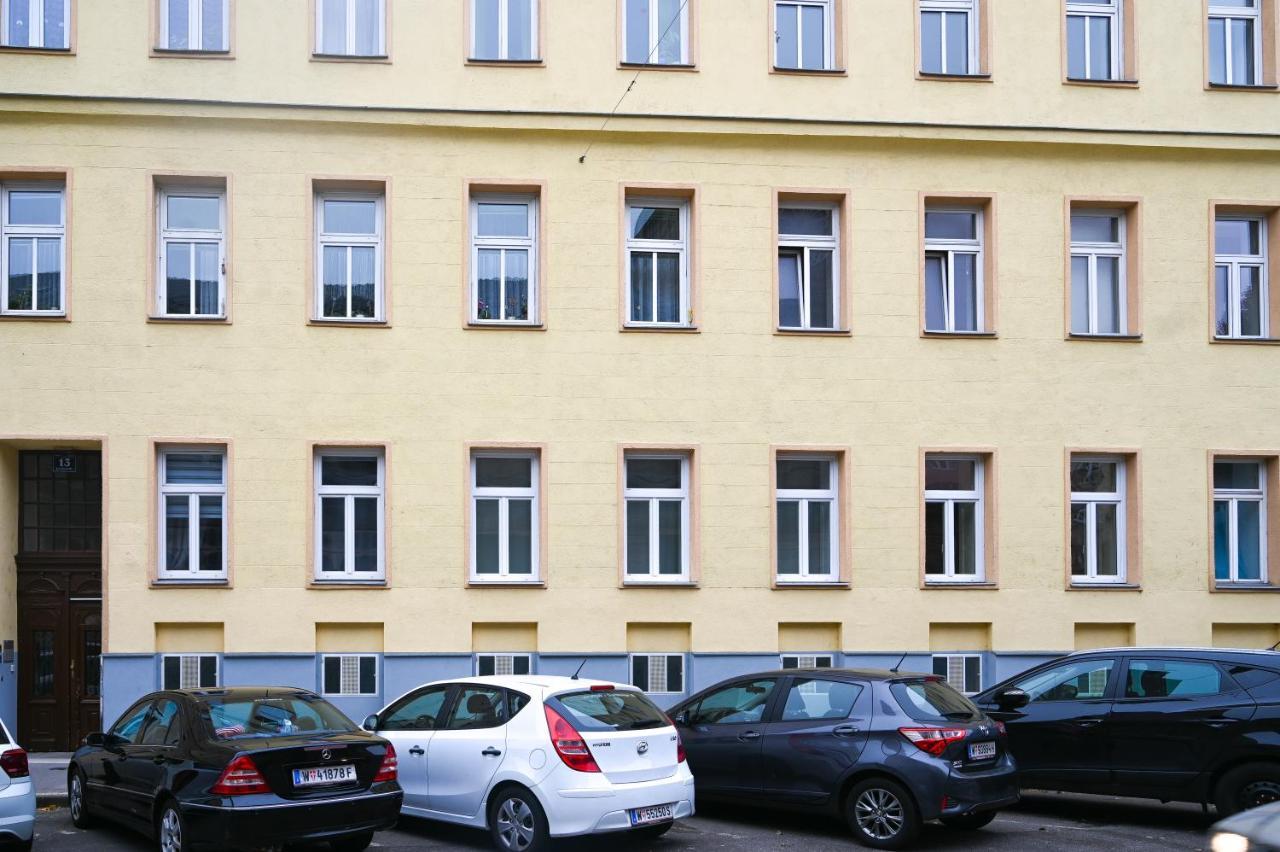 Elegant Duplex Danube Canal Apartment Wien
